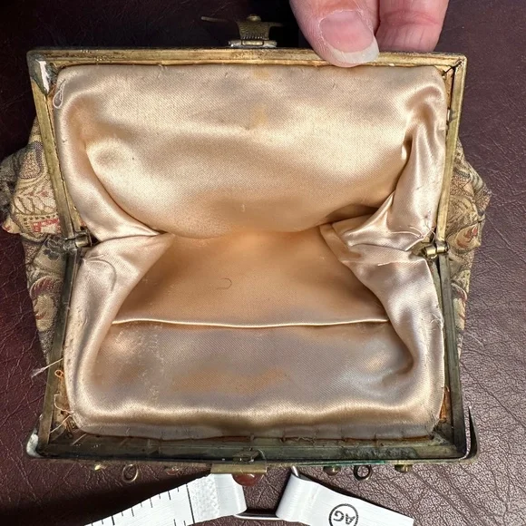 Vintage Beige/cream tapestry clutch handbag. - Picture 6 of 6